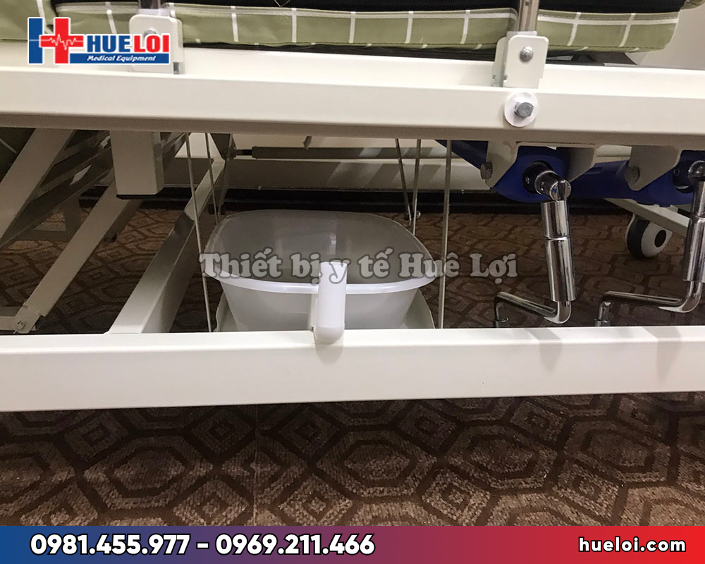 Giường y tế đa năng đầu nhựa 4 tay quay A01-I hạ chân góc to
